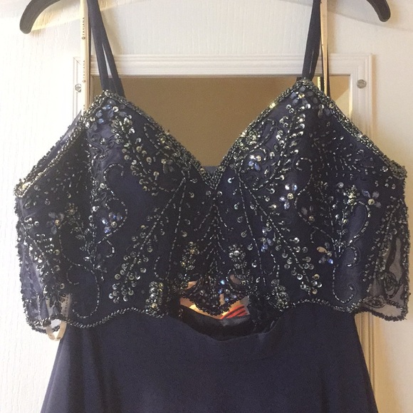 BRAND NEW PROM DRESS!!! SIZE 6 - Picture 4 of 8